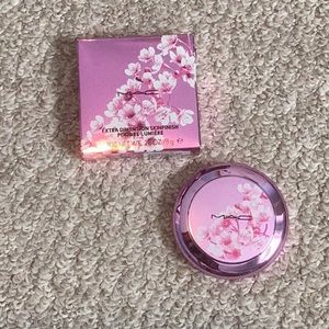 Extra Dimension Skinfinish in the shade Petallic Metallic, peachy pink